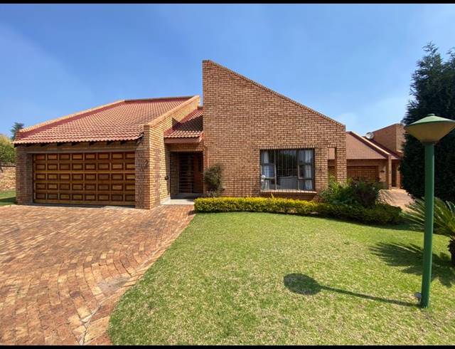 2 BEDROOM TOWNHOUSE FOR SALE IN CLUBVILLE